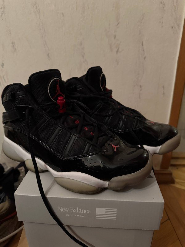 Монитор Dell U2722D, студийные мониторы Pioneer, контроллер Pioneer ddj-400, Akai mpc studio, телевизор 50 дюймов, приставка Xbox Series S, кроссовки Jordan 6 rings, сумка Jordan, чехол для ноутбука Thule 5