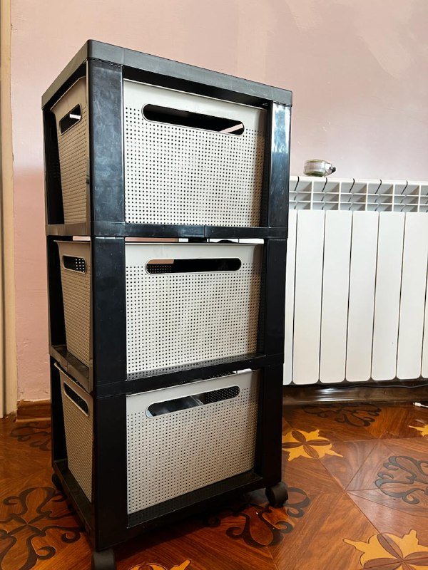 Пластиковый закрытый стеллаж на колесах с тремя отделениями