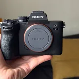 Камера Sony A7 IV с картой памяти и штативом 4