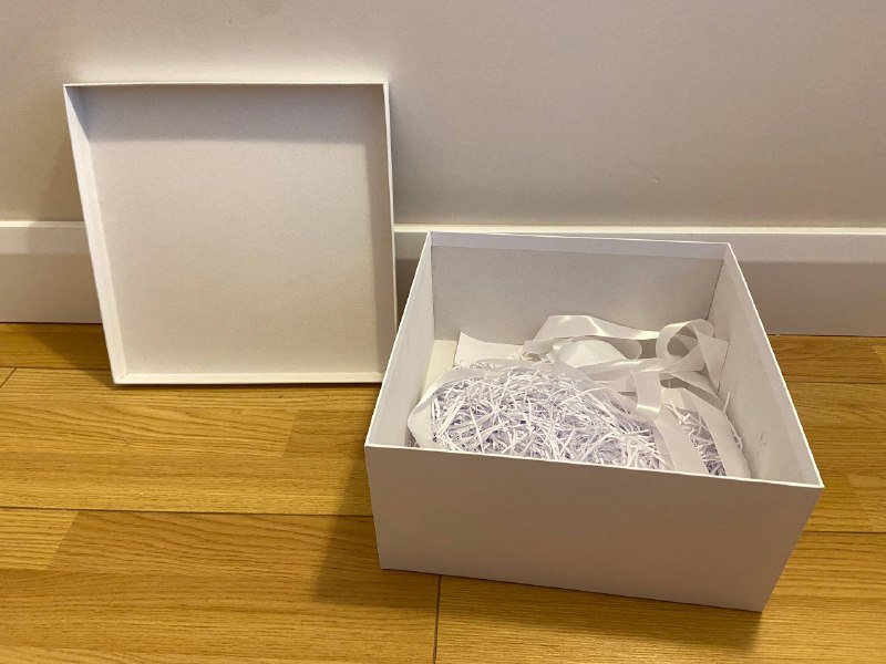 Подарочные квадратные коробки из плотного картона 2