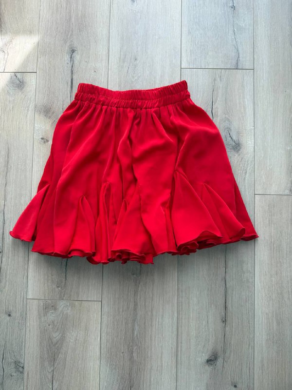 Шорты Colin’s, Костюм белый, Юбка Bershka, Шорты Levi’s, Платье кожаное, Топ Zara, Боди Zara, Сумка Jacquemus, Топ с юбкой, Юбка красная 10