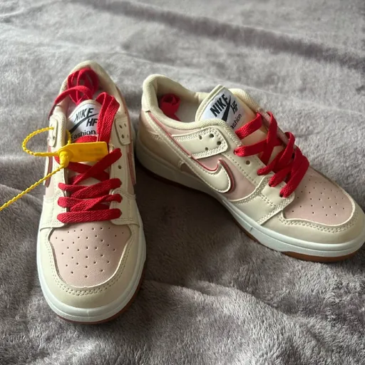 Женские кроссовки Nike