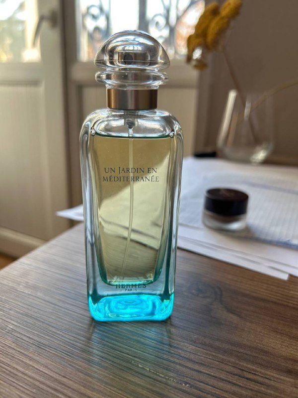 Un Jardin en Mediterranee Hermes 100 мл, жилетка JNBY, кремовые тени Charlotte Tilbury