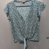 Черное платье H&M, белый жилет, цветочный топ 2