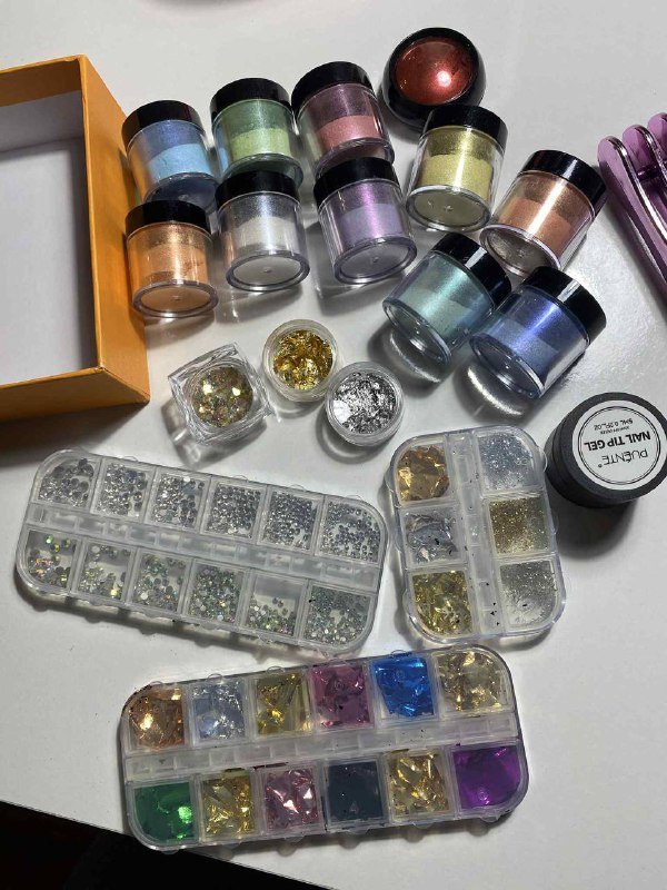 Набор для ногтей с лаковыми покрытиями и инструментами 2