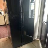 Белый новый холодильник, черный б/у холодильник 9