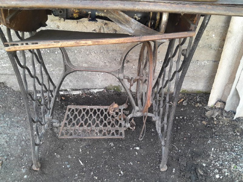 Стояк от швейной машинки как ножки для столешницы