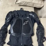 Мотоциклетная защита, джинсы и перчатки Alpinestars, John Doe 1