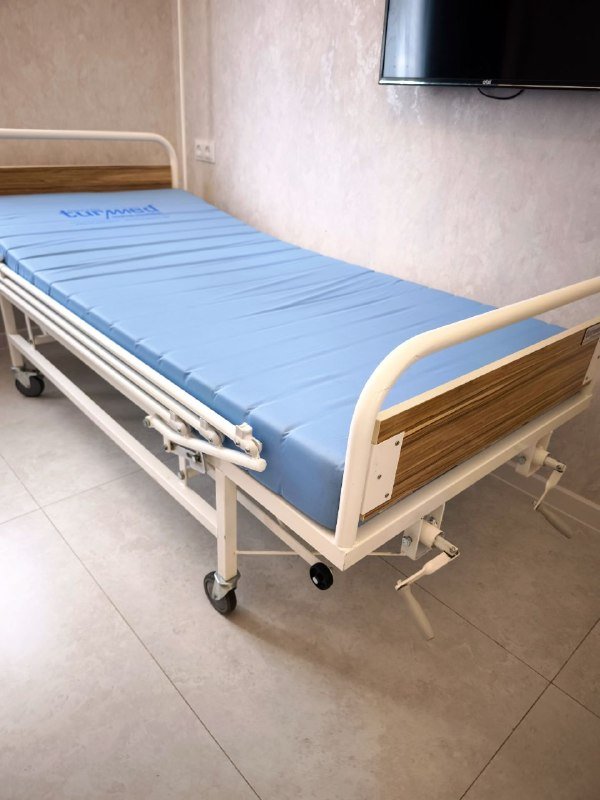 Больничная инвалидная кровать с ортопедическим матрасом