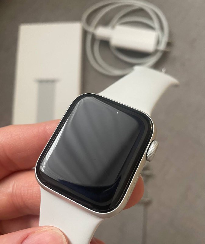 Apple Watch SE 40 mm с белым ремешком и металлическим браслетом 3