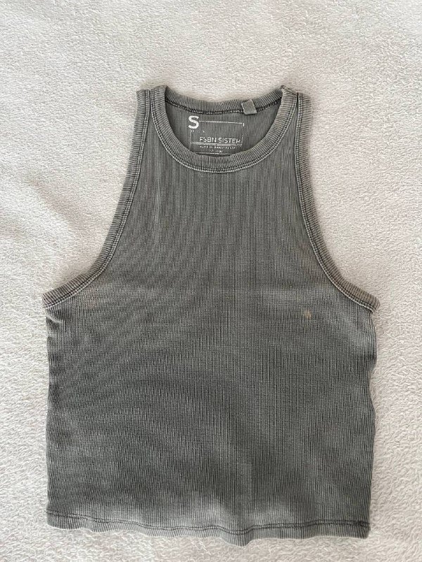 Джинсовые шорты, полосатый пиджак, коричневая накидка, серая майка, белая майка 9