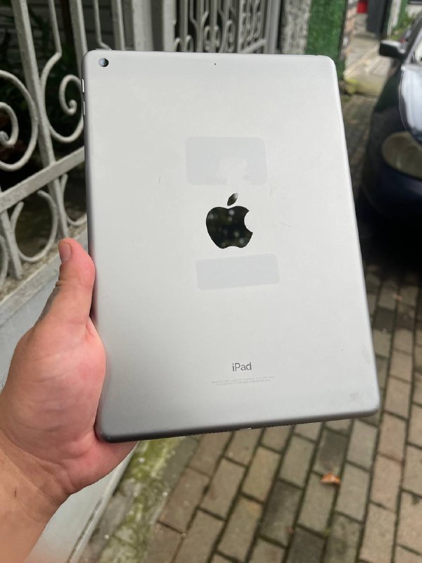 iPad 5th generation 32GB Gray 2