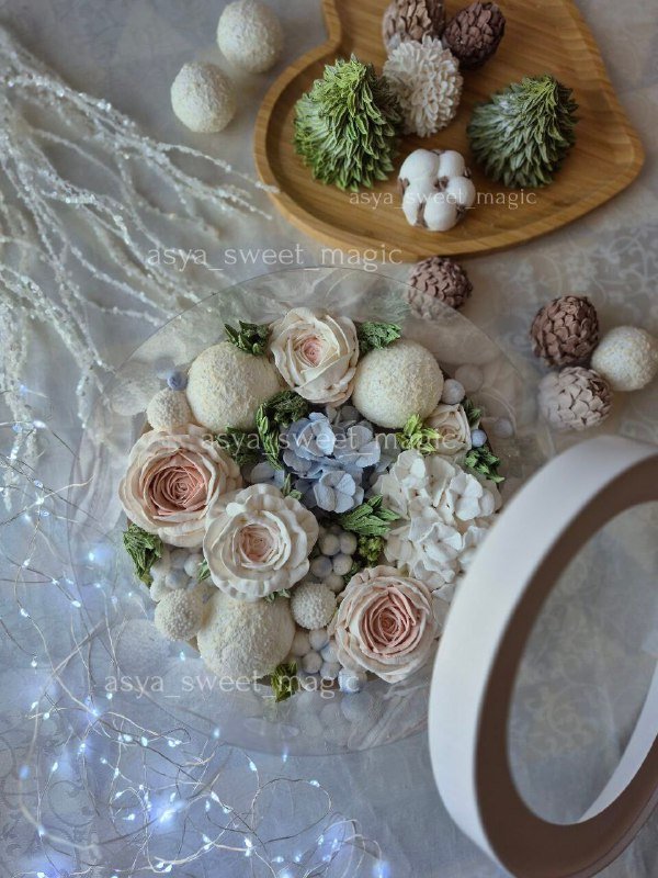 Коробка с пряниками новогодние игрушки и зефирные цветы 5