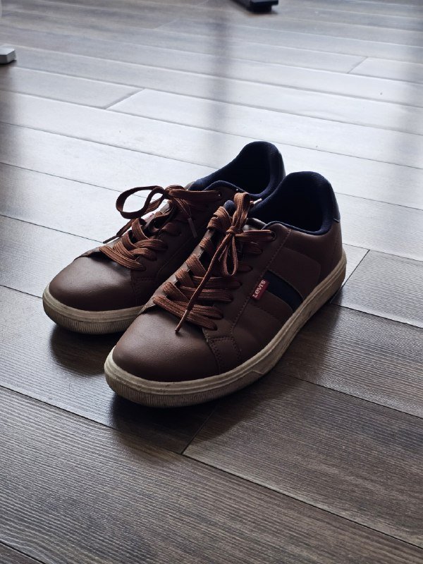 Коричневые кроссовки Levi's Archie 41,5 размер