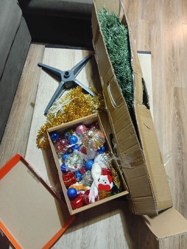 Искусственная елка, игрушки, гирлянды 2