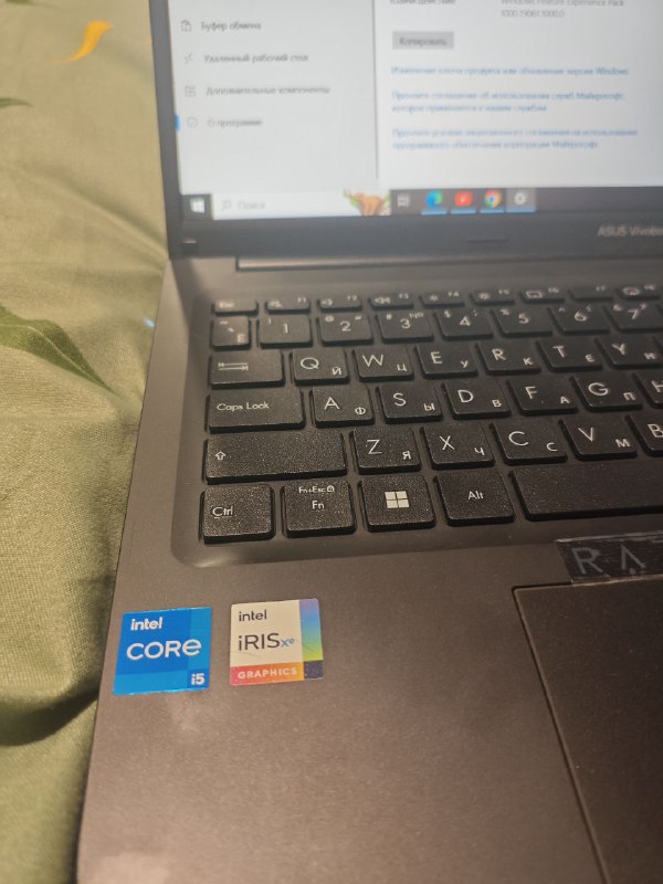 Ноутбук ASUS Vivobook с игровой мышью и геймпадом 2