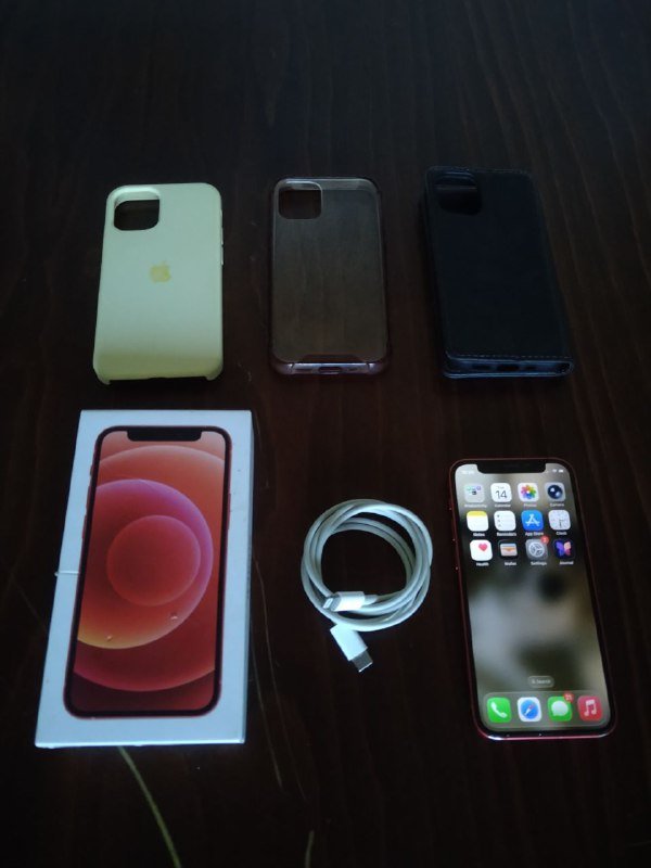 iPhone 12 mini Product Red с тремя чехлами и кабелем