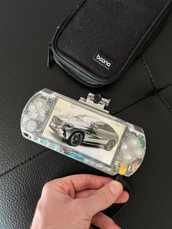 PSP в прозрачном корпусе с камерой, флешкой и зарядкой 3