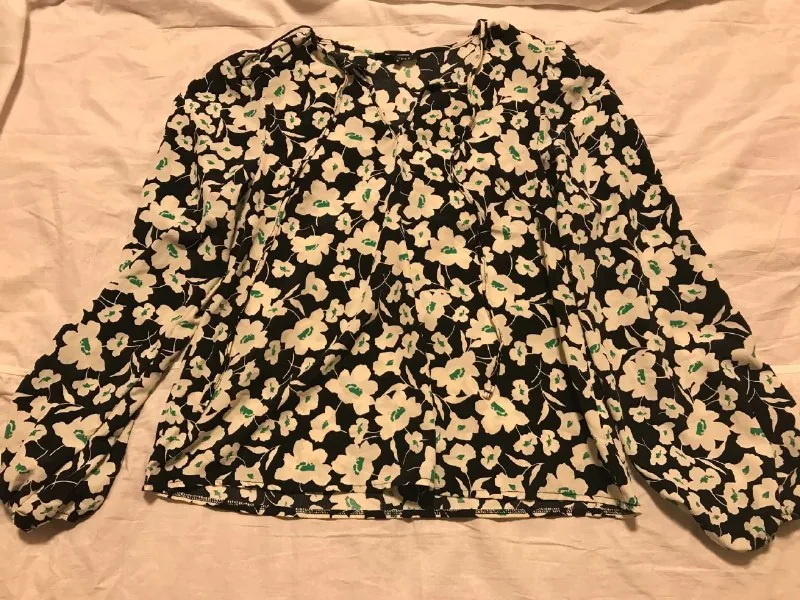 Блузочка с цветочками, платье с лепестками, топ Fashion Nova, коричневые джинсовые шорты 1