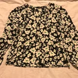 Блузочка с цветочками, платье с лепестками, топ Fashion Nova, коричневые джинсовые шорты 1