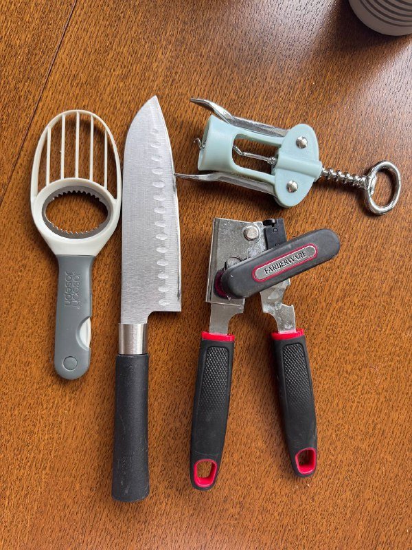 Набор кухонных инструментов (нож, открывалки) за 15 лари