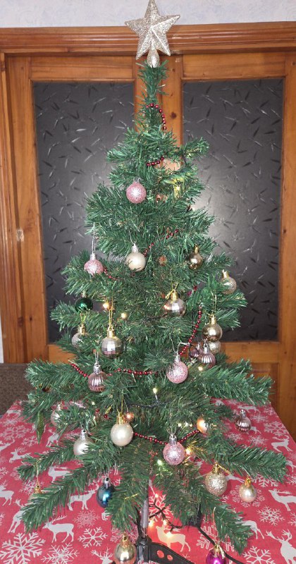 Ёлка, игрушки и гирлянда 3