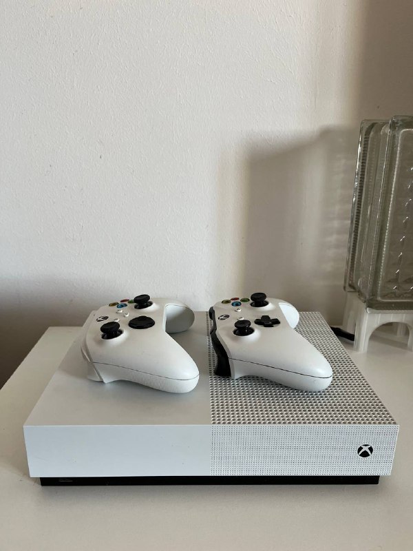 Xbox One Series S 1TB with two controllers 4