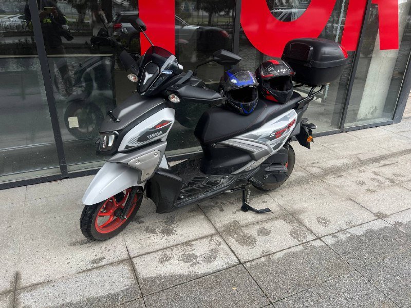 Мотоцикл Yamaha с двумя касками и кофром