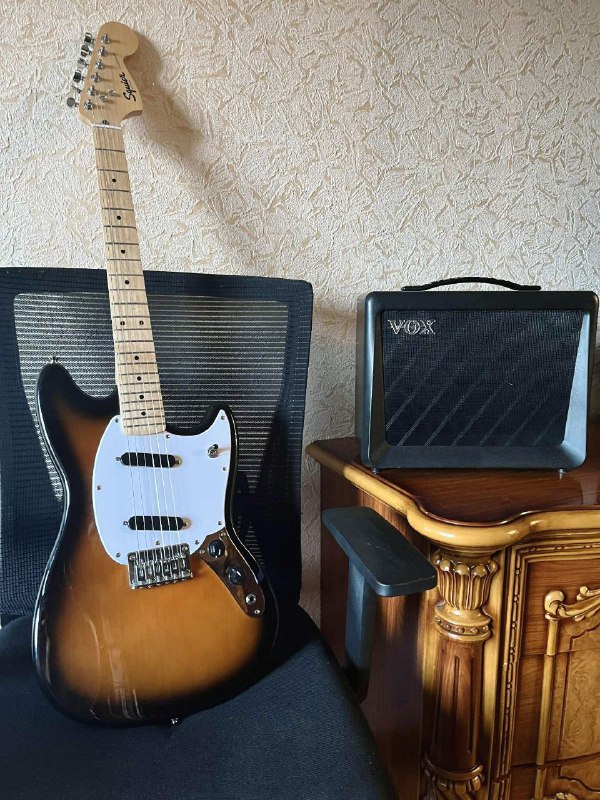 Электрогитара Fender Squier Sonic Mustang, усилитель VOX VX15-GT 2