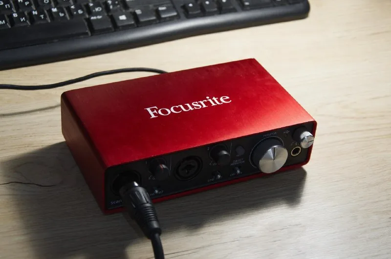 Микрофон Shure SM58, аудиокарта Focusrite Scarlett 2i2, стойка 1