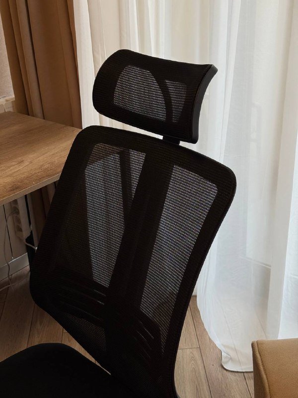 стул офисный, рабочий стол, ковры разных размеров и цветов