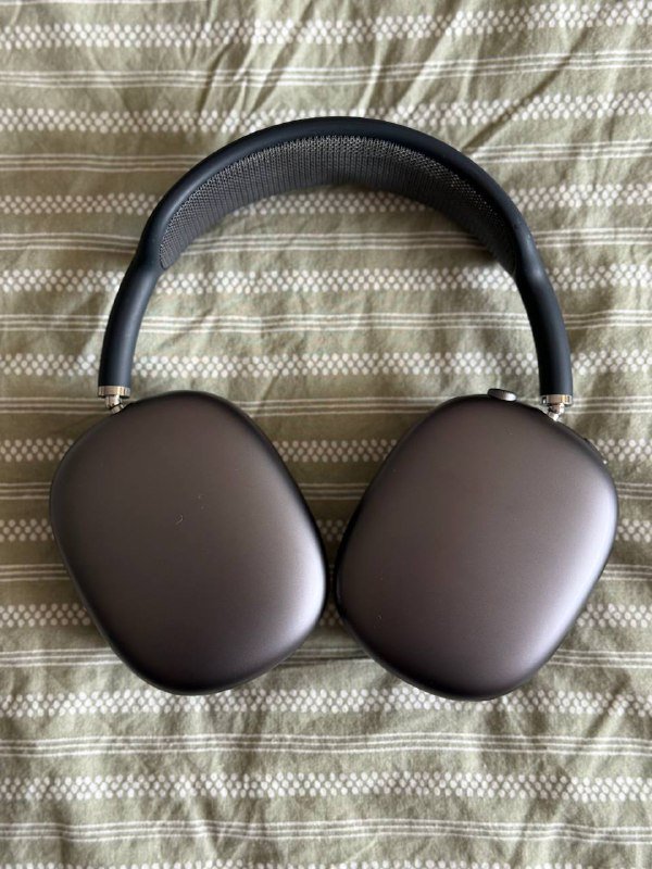 AirPods Max в черном цвете с проводом для зарядки 8