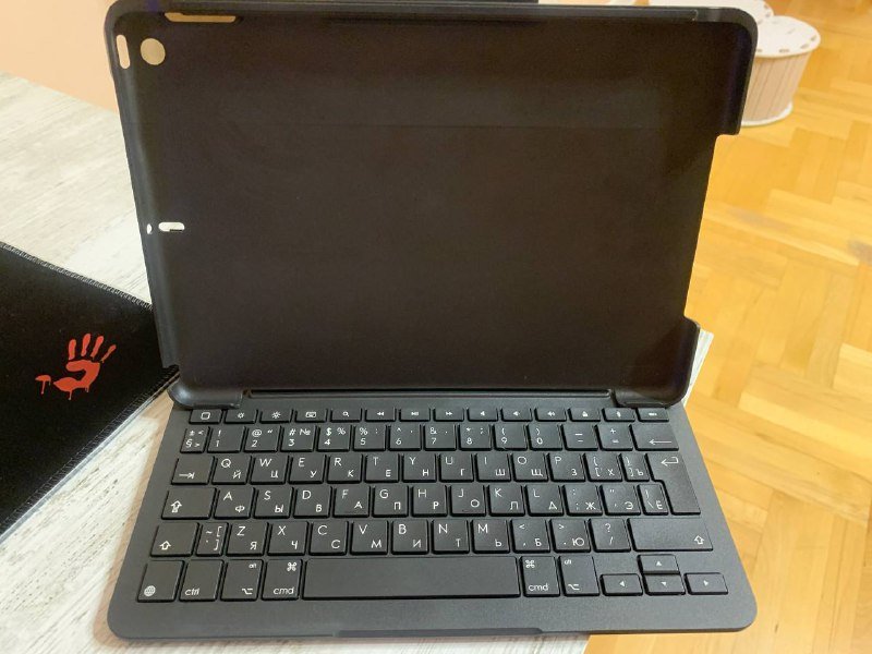 Чехол-клавиатура Logitech Slim Folio для iPad