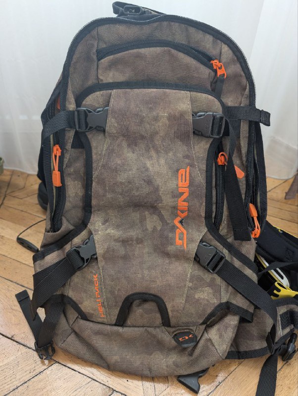 Доска с креплениями и ботами, шлем, очки, рюкзак, сумка 5