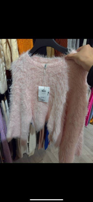 Розовый пушистый женский свитер