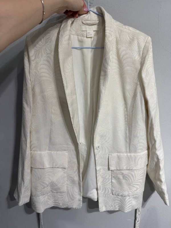 Кремовый пиджак, зимняя шапка 4