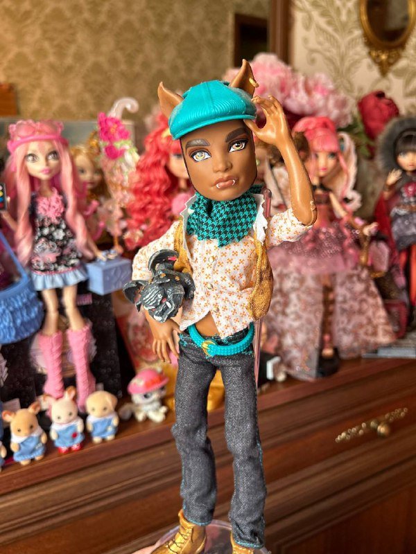 Кукла монстр хай Клод Вульф с питомцем и подставкой 2