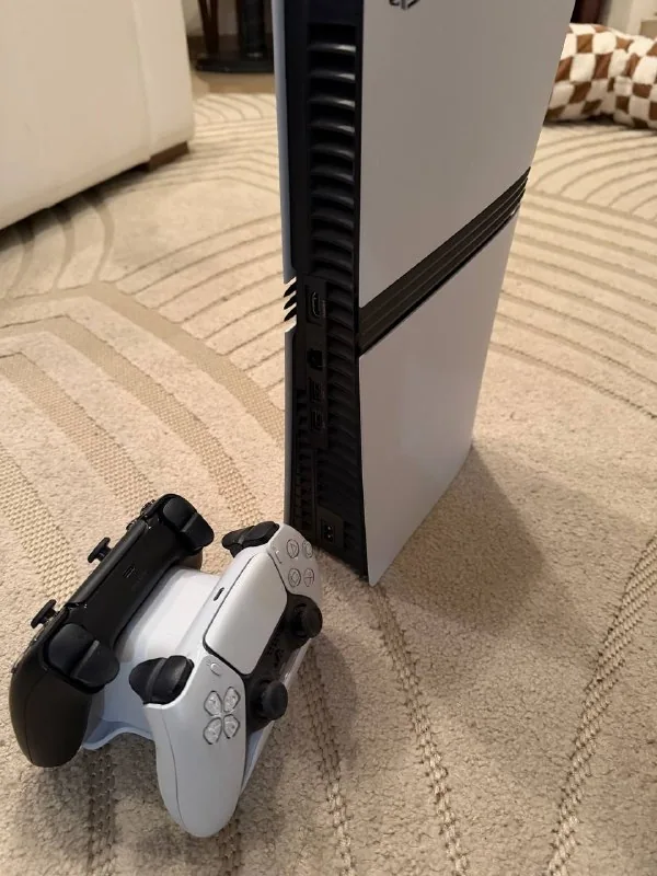 PlayStation 5 Pro, два джойстика, подставка с зарядкой 1