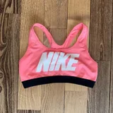 Свитеры Koton, H&M, Zara, поло Levi Strauss & Co, спортивный бра Nike 5