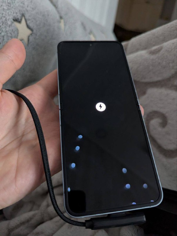 Телефон Samsung z flip 6 с чехлами 4