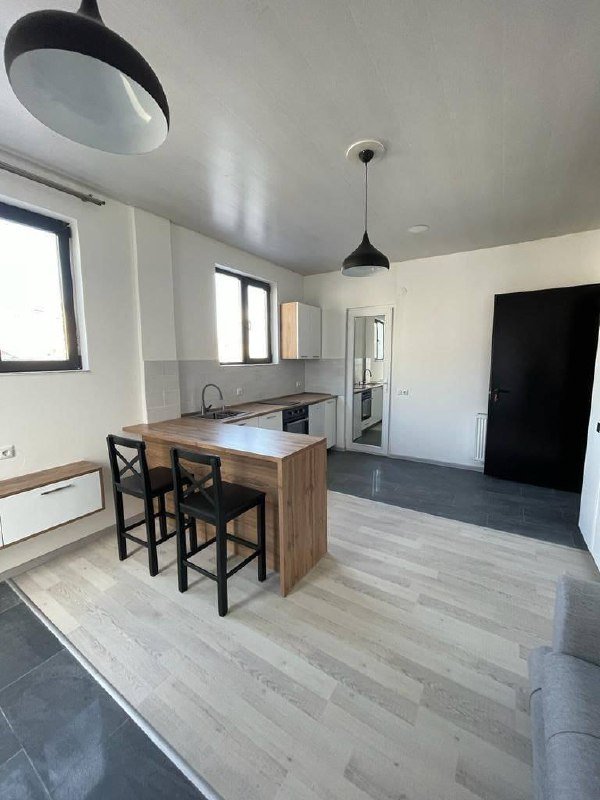 Квартира студия с балконом, мебелью, техникой