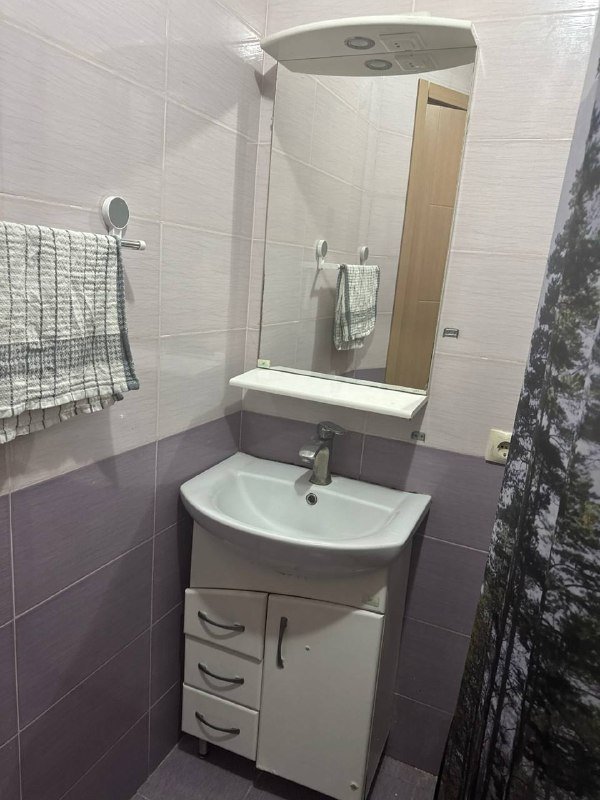 Тумба с раковиной и зеркалом для ванной комнаты