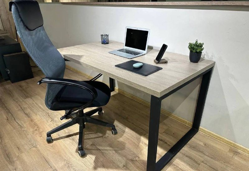 Офисный стол и кресло 2