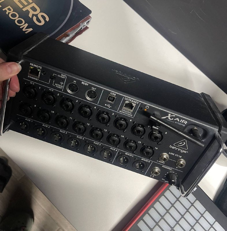 Behringer X Air XR18 цифровой микшер