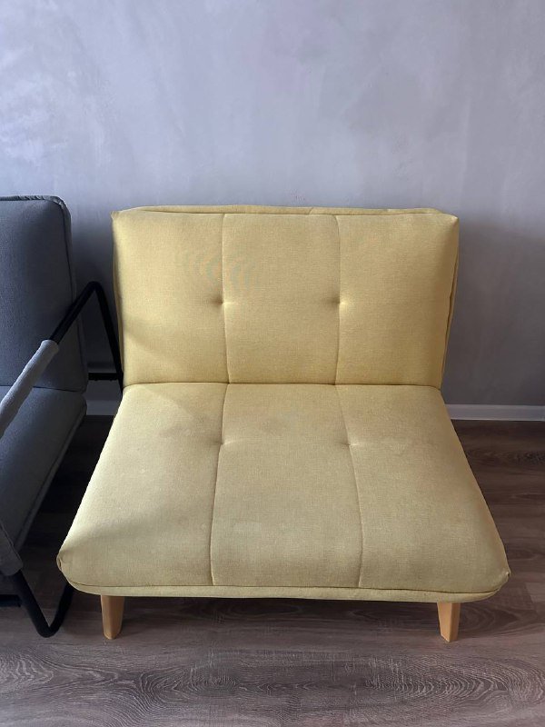 Умная лампочка Яндекс, Вешалка настенная, Полка настенная, Серый диван, Желтое кресло 6