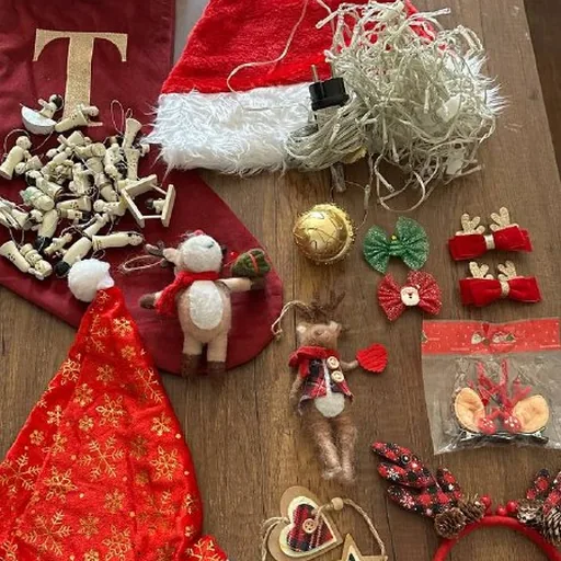 Новогодние шапочки, игрушки, заколки, гирлянда