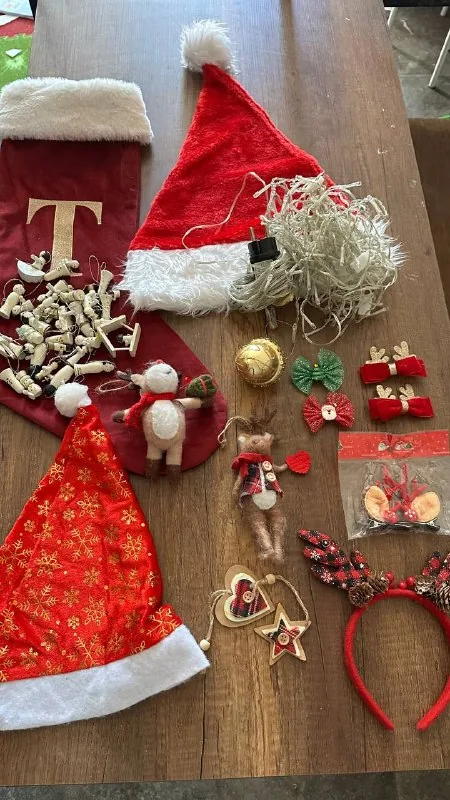 Новогодние шапочки, игрушки, заколки, гирлянда