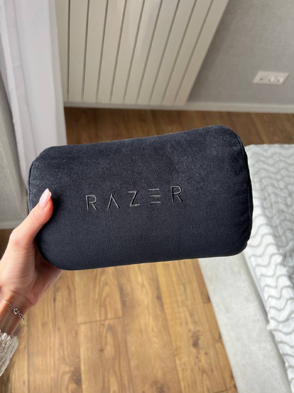 белая юбка ZARA, бежевая юбка ZARA, подушка для кресла RAZER