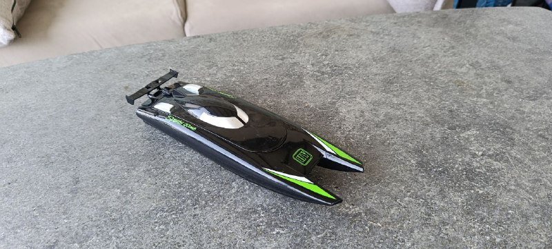 RC лодка с двухмоторным двигателем и аккумулятором