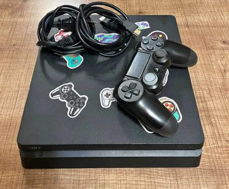 PlayStation 4 Slim, два джойстика, кабели